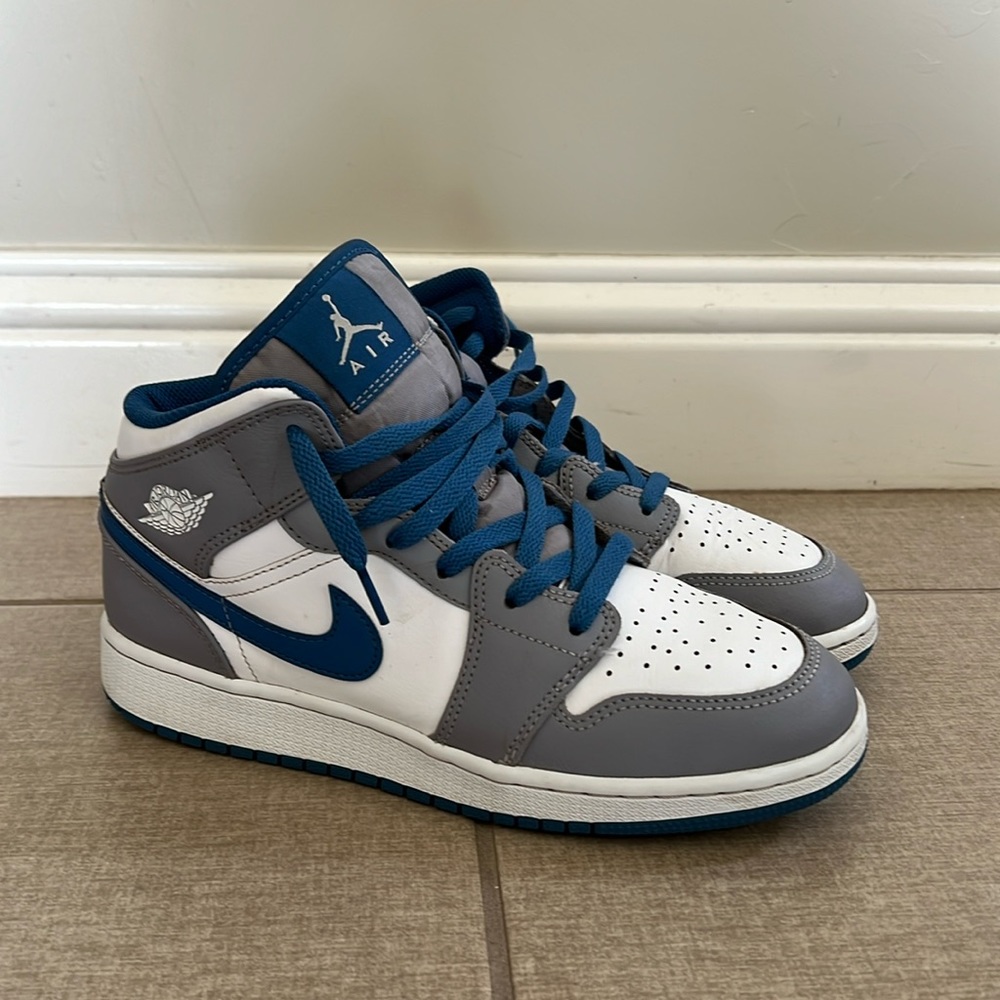 Air Jordan 1 mid in Cement True Blue